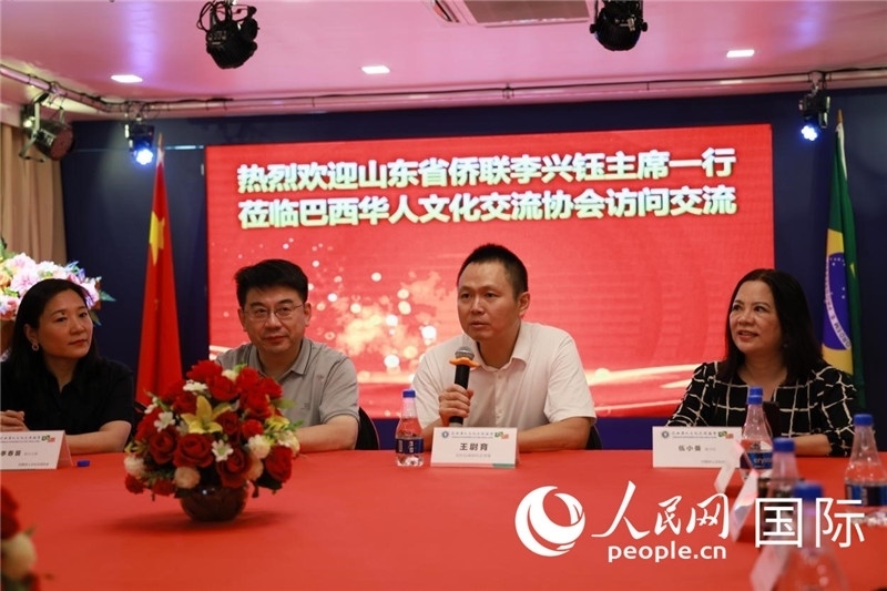 中國駐里約熱內(nèi)盧副總領(lǐng)事王尉育（右二）發(fā)表致辭。人民網(wǎng)記者宋亦然攝