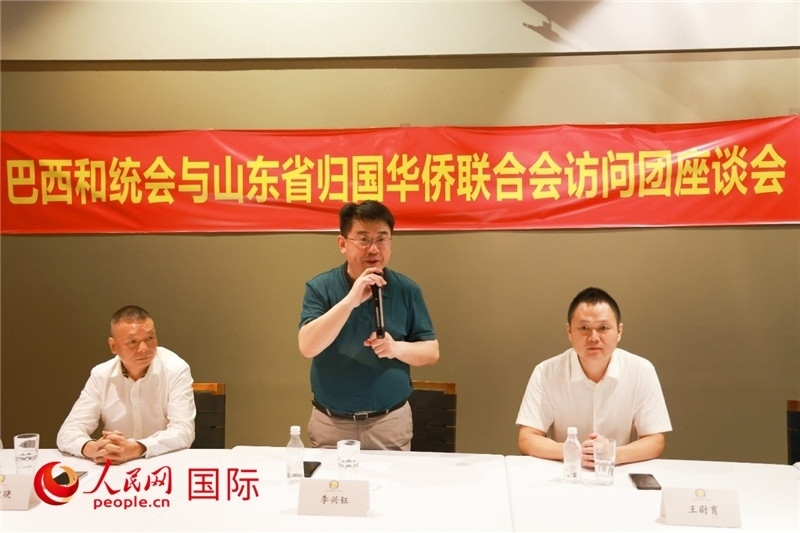 中國僑聯(lián)副主席、山東省僑聯(lián)主席李興鈺（中）在座談會上致辭。人民網(wǎng)記者 陳海琪攝