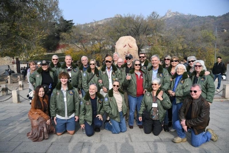 2023年10月29日，美國(guó)飛虎隊(duì)老兵莫耶一行人在北京八達(dá)嶺長(zhǎng)城合影留念。