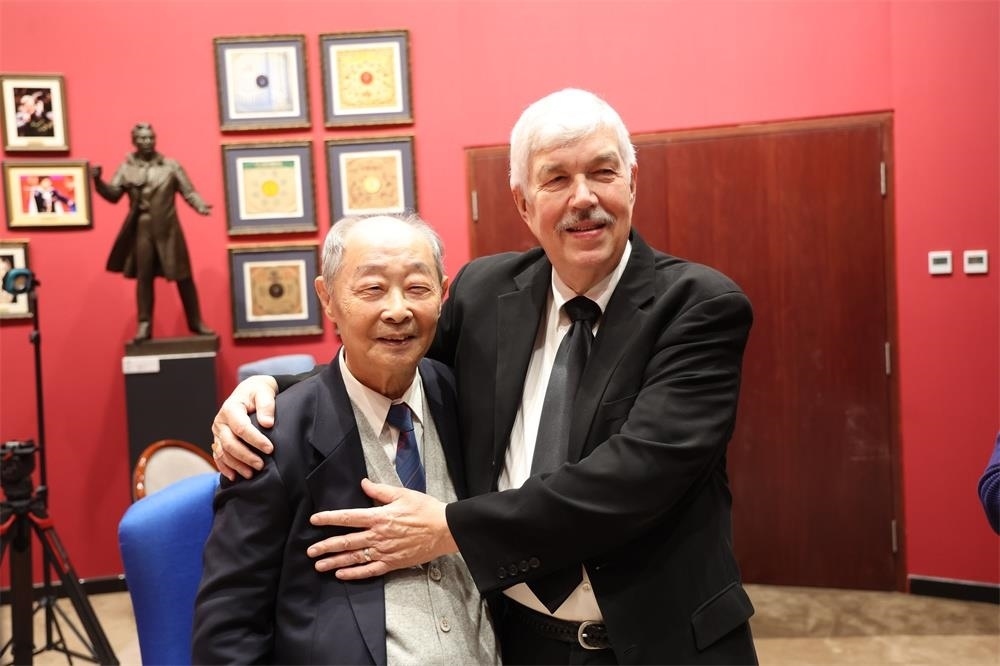 費(fèi)城交響樂(lè)團(tuán)小提琴演奏家戴維·布斯與原中央樂(lè)團(tuán)小提琴演奏家朱信人50年后再相聚。