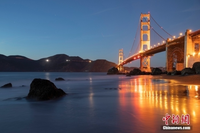 當(dāng)?shù)貢r間10月29日，美國舊金山金門大橋在海浪和夜色的襯托下美如一幅畫。<a target='_blank' href='/'><p class=