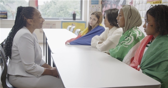 瓊·戴嵐與學生交流。帕特里克·謝德-西蒙茲攝