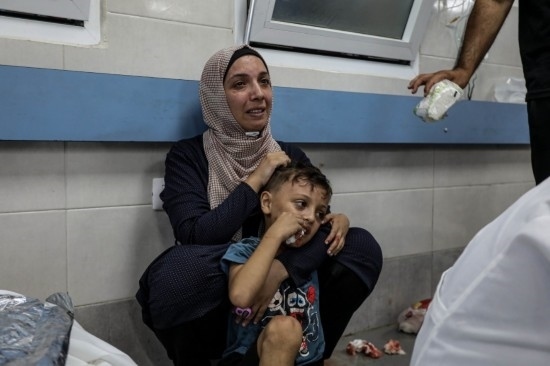 11月3日，人們在加沙城希法醫(yī)院接受治療。新華社發(fā)