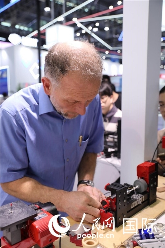 第25屆中國國際高新技術(shù)成果交易會15日在深圳開幕，圖為展商現(xiàn)場演示精密加工工具。人民網(wǎng)記者 魯揚攝