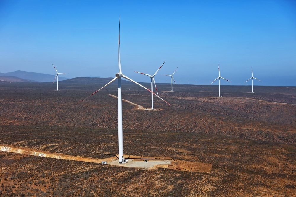 這是2023年2月14日拍攝的位于智利中部沿海的蓬塔謝拉風(fēng)電場。蓬塔謝拉風(fēng)電場是中國在智利投資建設(shè)的首個(gè)風(fēng)電場，2018年正式投產(chǎn)發(fā)電，可滿足13萬戶家庭的用電需求，同時(shí)每年還能減少15.7萬噸碳排放。