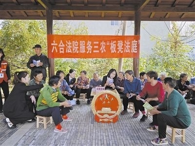  圖③：干警向附近農(nóng)戶解讀相關(guān)法律法規(guī)。