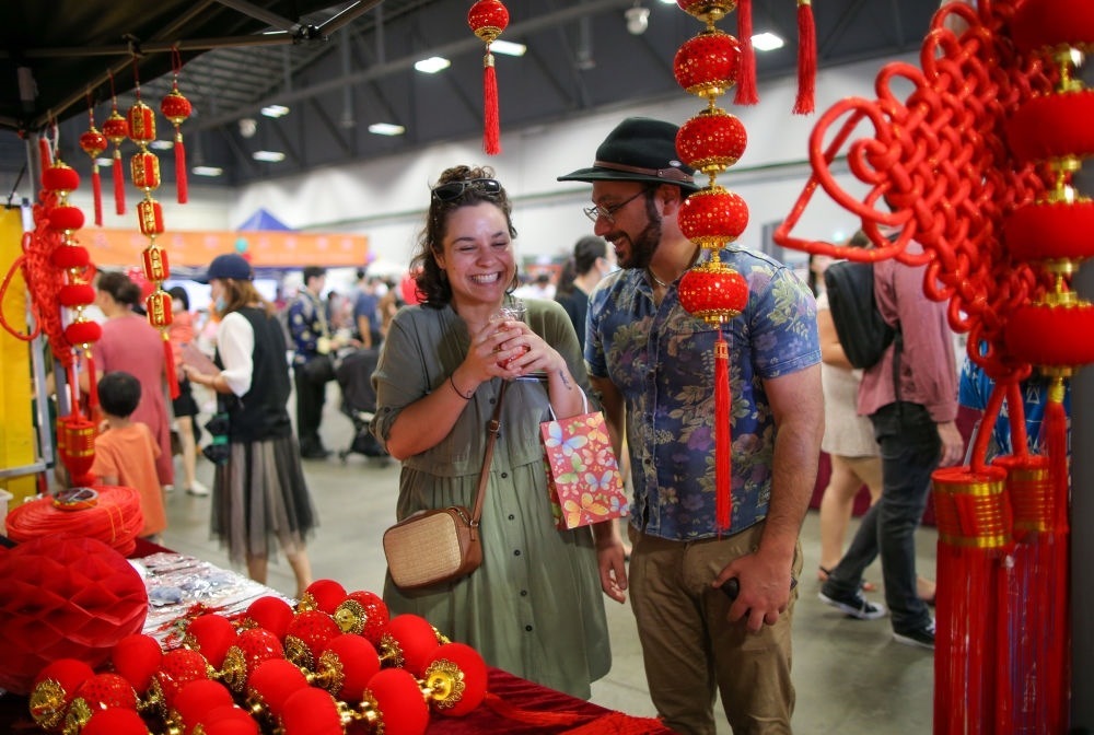 2023年1月21日，在新西蘭奧克蘭舉行的迎接中國農(nóng)歷春節(jié)活動上，人們購買新春裝飾品。這個(gè)活動吸引當(dāng)?shù)厣先f名各族裔民眾聚集一起，共迎中國春節(jié)。