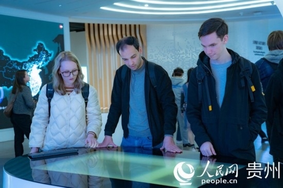 在國(guó)家大數(shù)據(jù)（貴州）綜合試驗(yàn)區(qū)交流體驗(yàn)中心，歐亞國(guó)家記者體驗(yàn)貴州大數(shù)據(jù)應(yīng)用場(chǎng)景。人民網(wǎng) 陽(yáng)茜攝