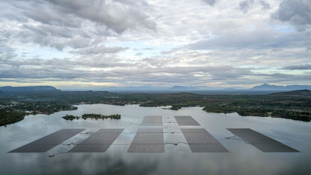 這是2022年12月8日在泰國烏汶府詩琳通水庫拍攝的浮體光伏項(xiàng)目（無人機(jī)照片）。中泰兩國聯(lián)合修建的浮體光伏項(xiàng)目2021年10月投入商業(yè)運(yùn)營。中國制造的電池板不斷將日光轉(zhuǎn)化為清潔電能，輸送至當(dāng)?shù)厍Ъ胰f戶。