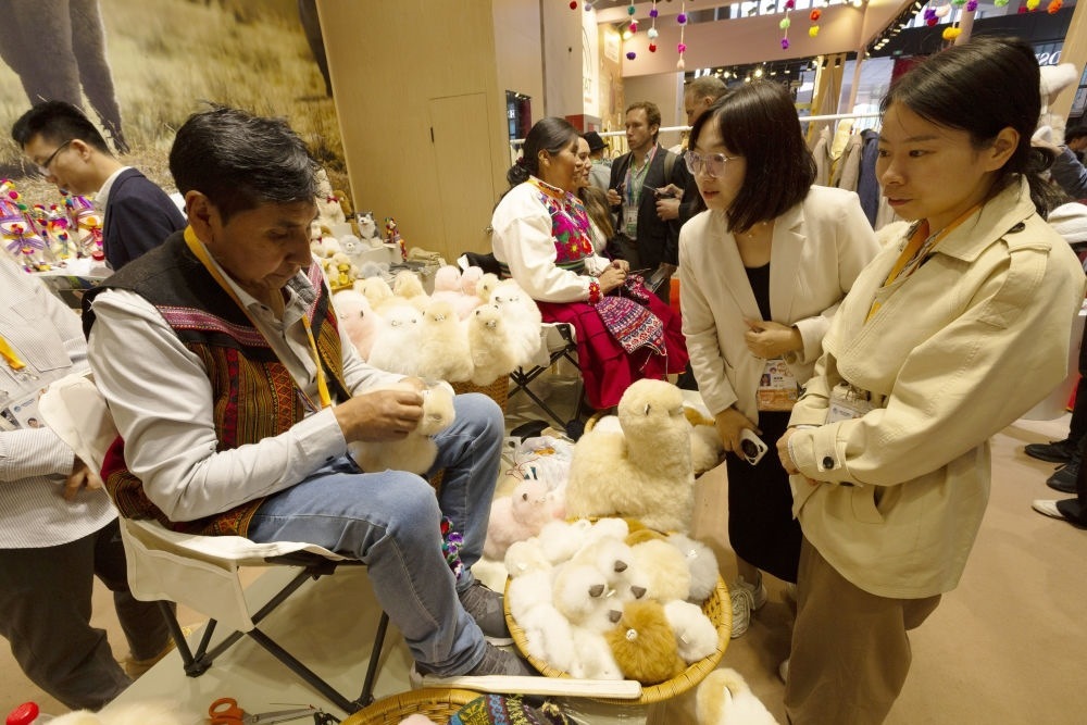 2023年11月7日，秘魯羊駝毛制品手藝人馬馬尼大叔在中國上海舉辦的第六屆進(jìn)博會上展示羊駝玩偶制作工藝。秘魯特色羊駝毛制品連續(xù)六屆在進(jìn)博會上亮相，收獲大量訂單。進(jìn)博會大舞臺讓秘魯傳統(tǒng)手藝人有了更廣闊的發(fā)展空間。