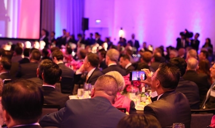 當地時間11月15日晚，國家主席習近平在美國舊金山出席美國友好團體聯(lián)合舉行的歡迎宴會。在熱烈的掌聲中，習近平發(fā)表重要演講。圖為參加晚宴人士認真聆聽演講。人民日報記者 李志偉 攝