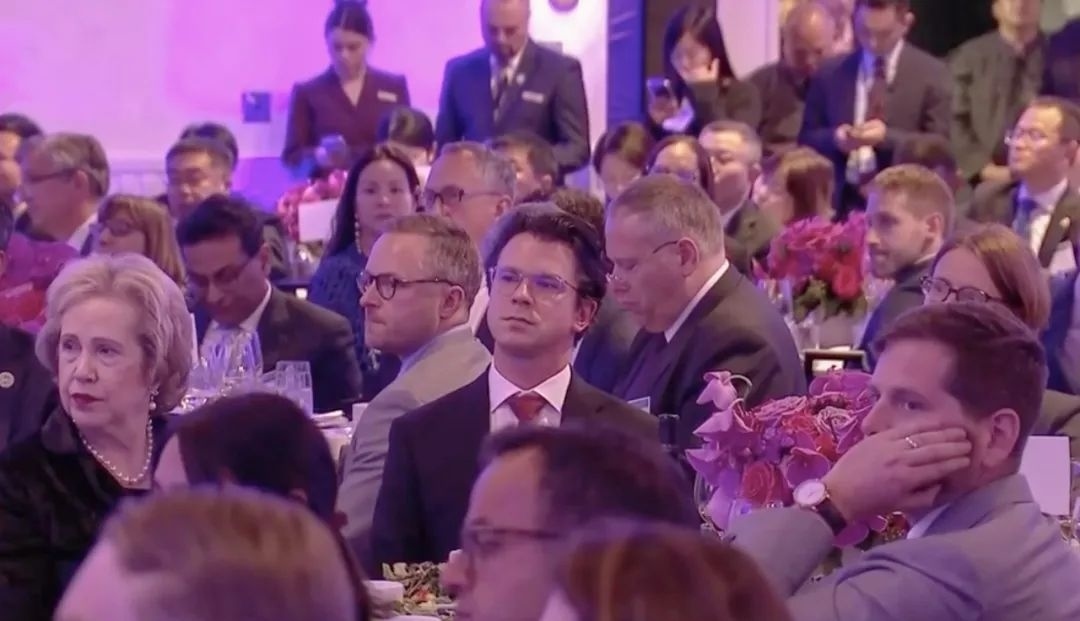 △當?shù)貢r間11月15日晚，習近平主席在美國友好團體聯(lián)合歡迎宴會上發(fā)表演講。圖為參加宴會的人士認真聆聽演講。