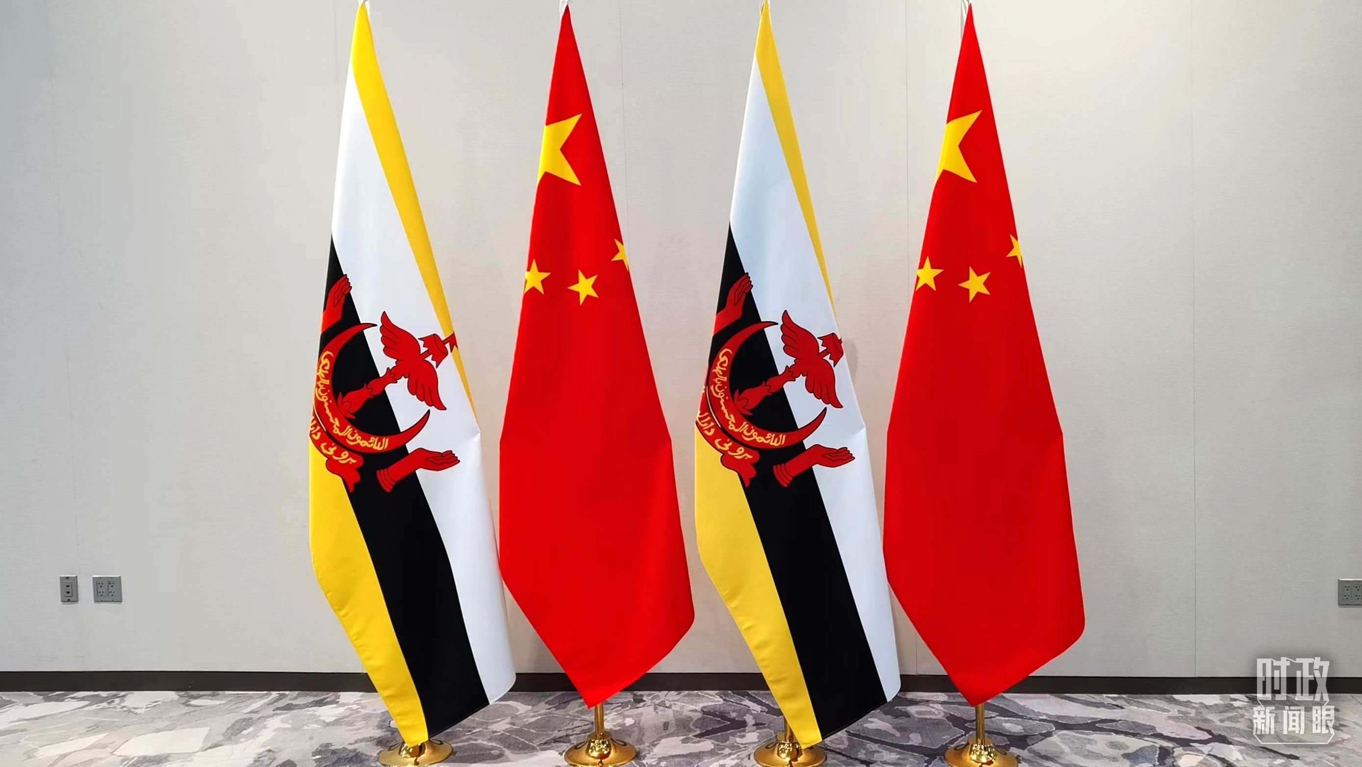 △會談現(xiàn)場的中文兩國國旗。（總臺央視記者郭鴻拍攝）