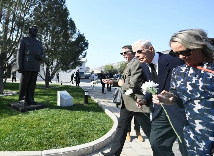 10月30日，在北京，飛虎隊老兵哈里·莫耶（中）向陳納德將軍雕像獻(xiàn)花。