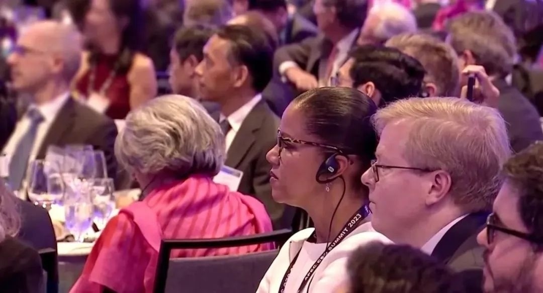 △參加宴會的人士認真聆聽演講。