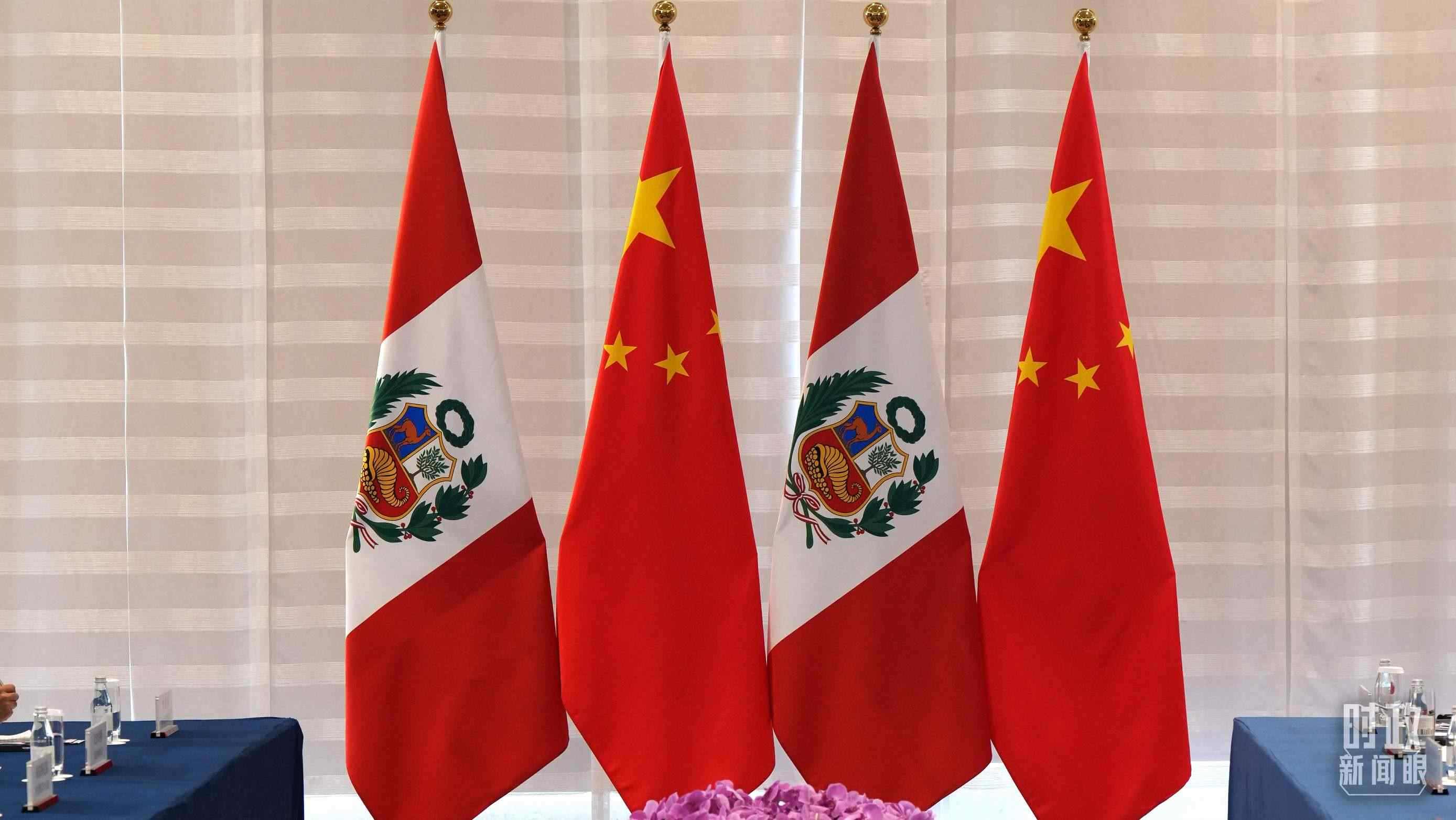 △會談現(xiàn)場的中秘兩國國旗。（總臺國廣記者李晉拍攝）