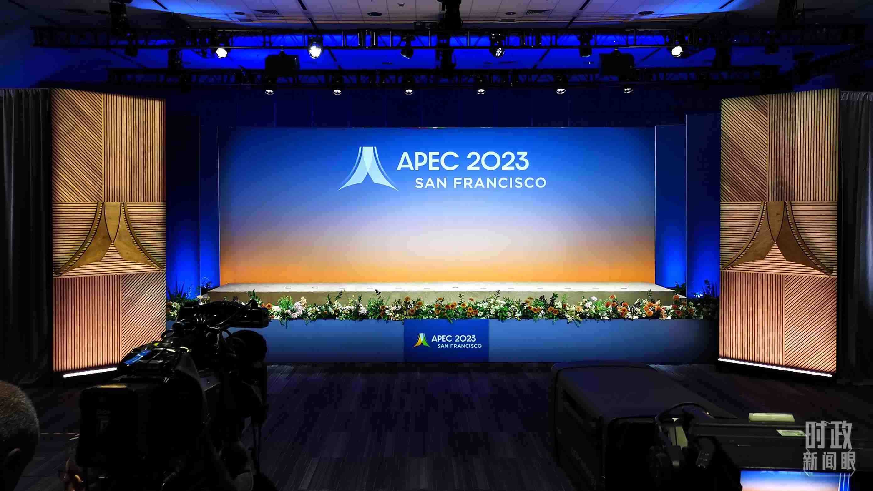 △16日，APEC領導人同東道主嘉賓在對話會前集體合影，圖為記者們在等待合影開始。（總臺央視記者石偉明拍攝）