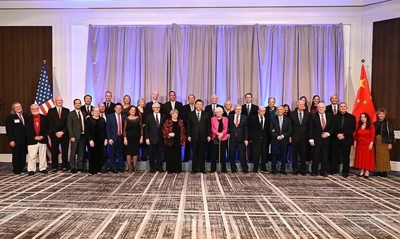 △宴會開始前，習近平主席會見飛虎隊和史迪威將軍后人、鼓嶺、艾奧瓦州、華盛頓州等方面友好人士代表，同他們親切交談并合影留念。