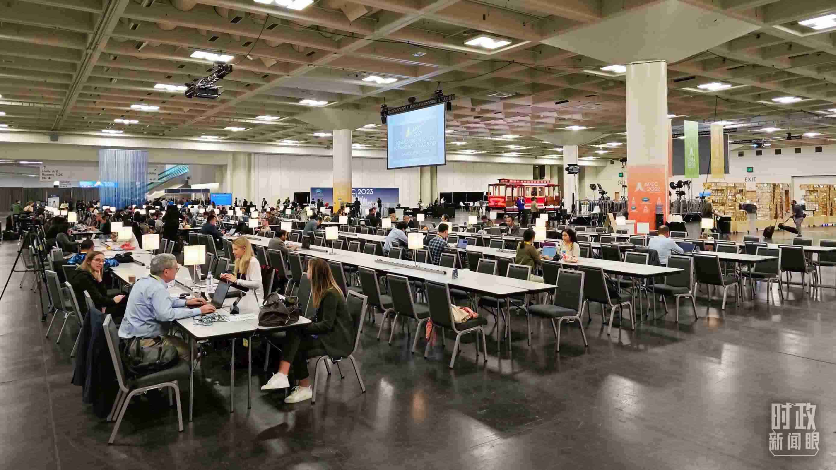△APEC會議國際媒體中心，各國記者正在工作。（總臺央視記者王哈男拍攝）
