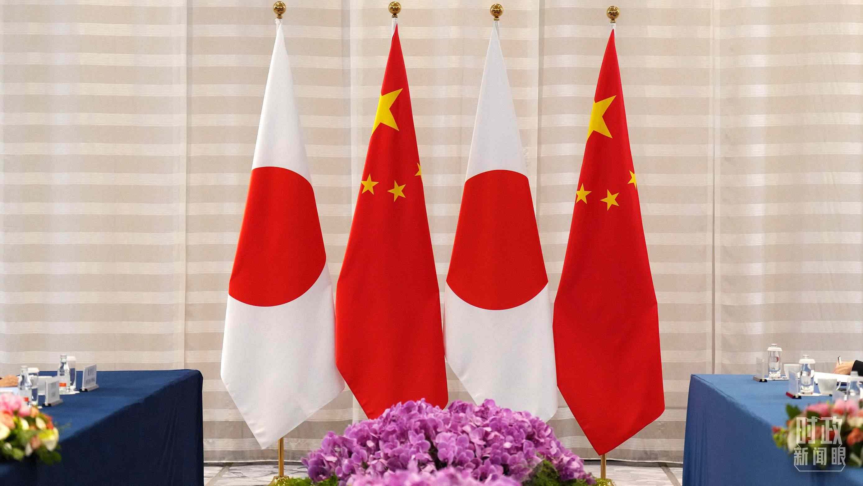 △會談現(xiàn)場的中日兩國國旗。（總臺國廣記者李晉拍攝）