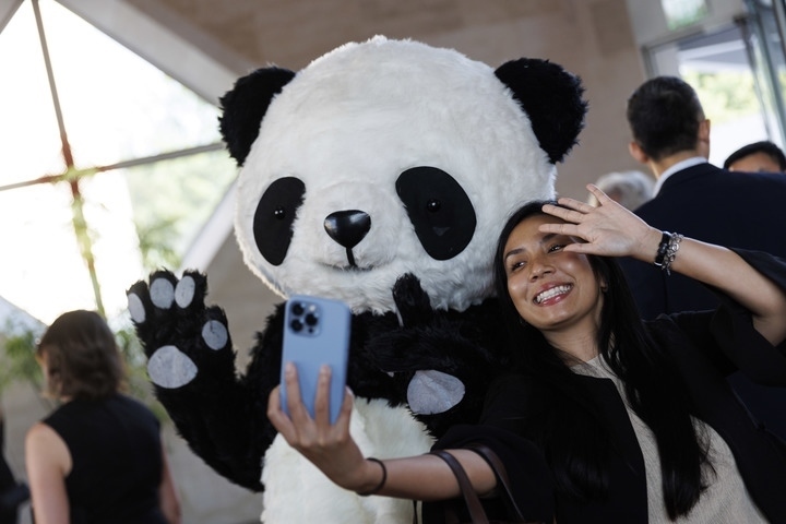 2022年8月24日，在美國華盛頓中國駐美國大使館，來賓與大熊貓玩偶合影。