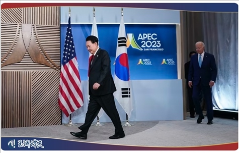 ｜｜日本首相岸田文雄、美國(guó)總統(tǒng)拜登以及韓國(guó)總統(tǒng)尹錫悅試圖在APEC會(huì)議期間合影