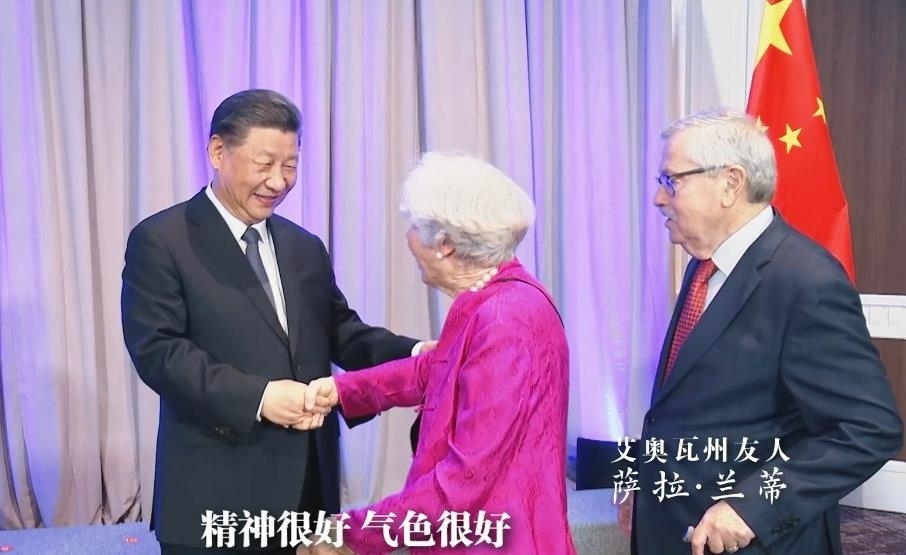 △當?shù)貢r間11月15日晚，習近平主席在美國舊金山親切會見艾奧瓦州友人薩拉·蘭蒂。