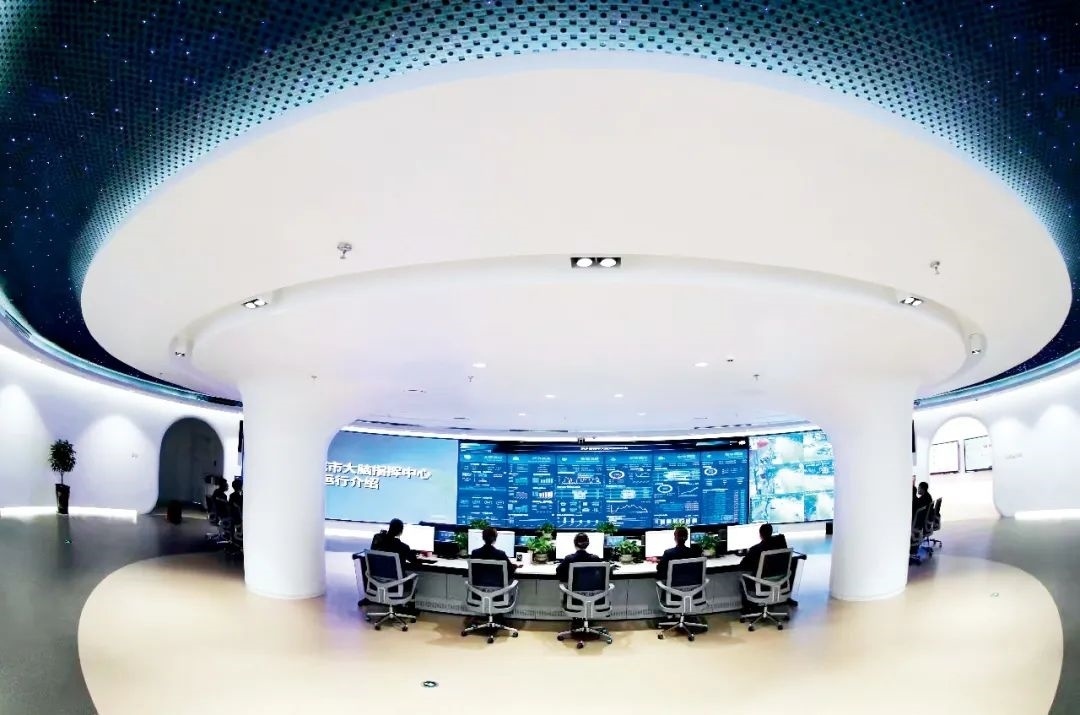 2021年2月2日，江西省撫州市東鄉(xiāng)區(qū)城市大腦指揮中心，工作人員通過城市大腦指揮平臺(tái)實(shí)時(shí)監(jiān)控、抓取、分析相關(guān)案件。