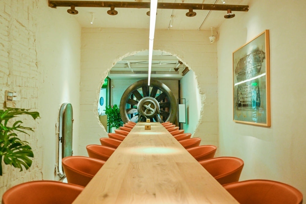 “絲聯(lián)166”園區(qū)內(nèi)保留工業(yè)遺存的咖啡館。（受訪者供圖）