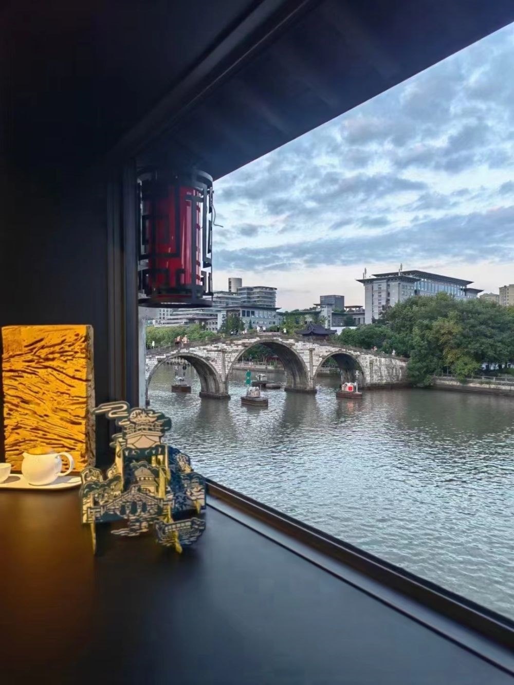 文創(chuàng)產(chǎn)品與拱宸橋。（受訪者供圖）