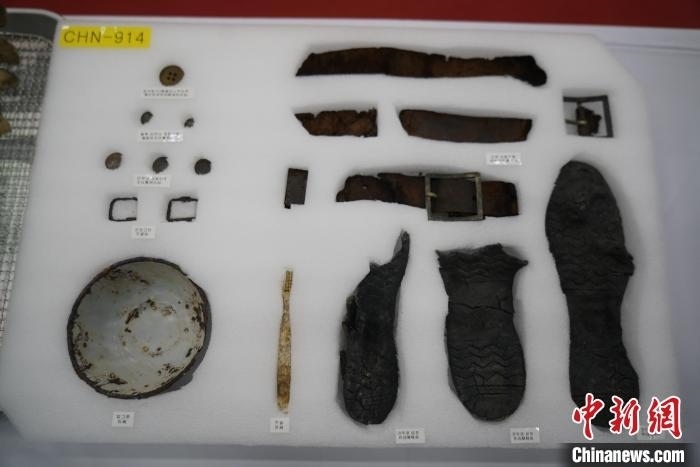 當?shù)貢r間11月22日上午，第十批在韓中國人民志愿軍烈士遺骸裝殮儀式在韓國舉行。圖為裝殮儀式現(xiàn)場拍攝的部分志愿軍烈士遺物。中新社記者劉旭 攝