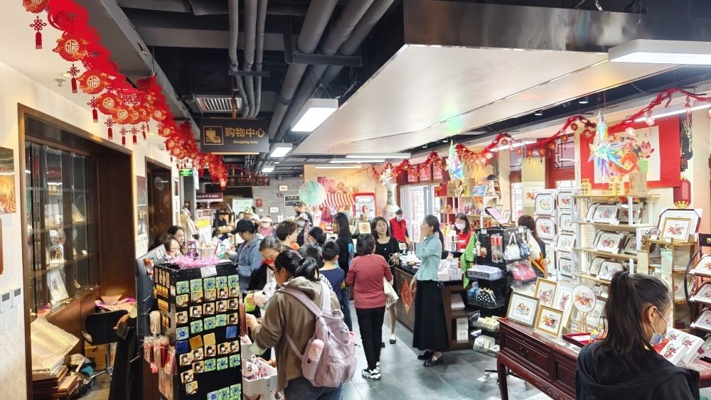 游客在天津市西青區(qū)楊柳青民俗文化館游覽。（新華社記者宋瑞 攝）