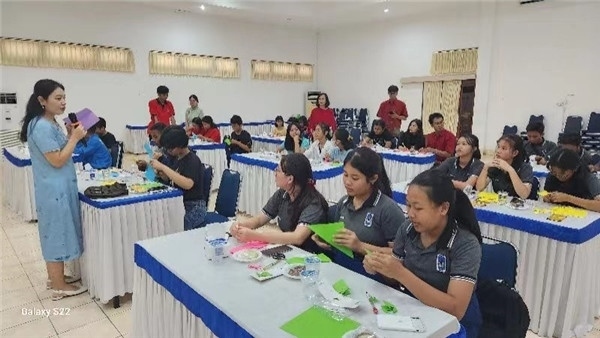 巴陵康孔子學院中方院長朱敏霞講解中國的二十四節(jié)氣。主辦方供圖