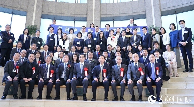 到場嘉賓與中國駐日本大使吳江浩合影留念。人民網(wǎng) 許可攝