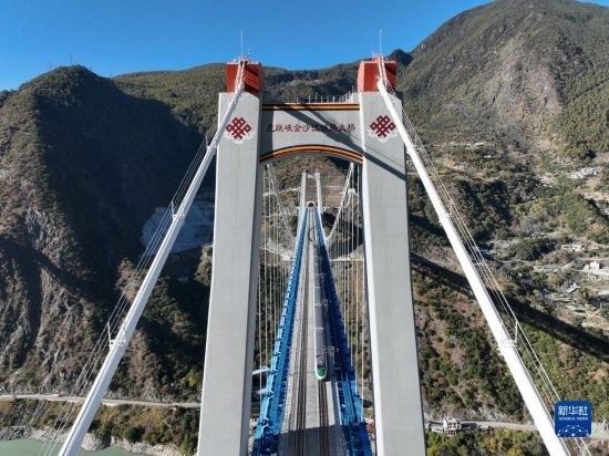 11月25日，列車通過麗香鐵路金沙江特大橋（無人機(jī)照片）。