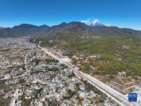 11月25日在麗江市境內(nèi)拍攝的即將開通的麗香鐵路（無人機(jī)照片）。