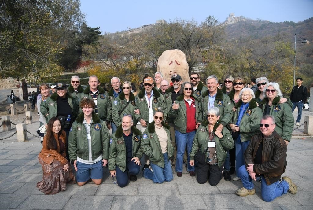 10月29日，飛虎隊老兵莫耶一行人在北京八達(dá)嶺長城合影留念。當(dāng)日，美中航空遺產(chǎn)基金會訪華代表團(tuán)成員陸續(xù)抵達(dá)北京。新華社記者任超攝