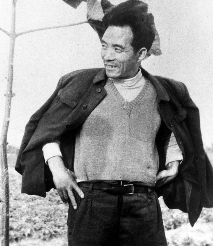 這是焦裕祿當(dāng)年滿懷豪情地在泡桐樹(shù)前留影。新華社發(fā)（1990年5月10日發(fā)）