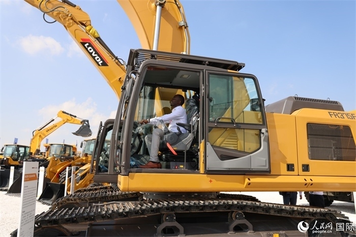 嘉賓參觀體驗(yàn)山東重工產(chǎn)品。人民網(wǎng)記者 任皓宇攝