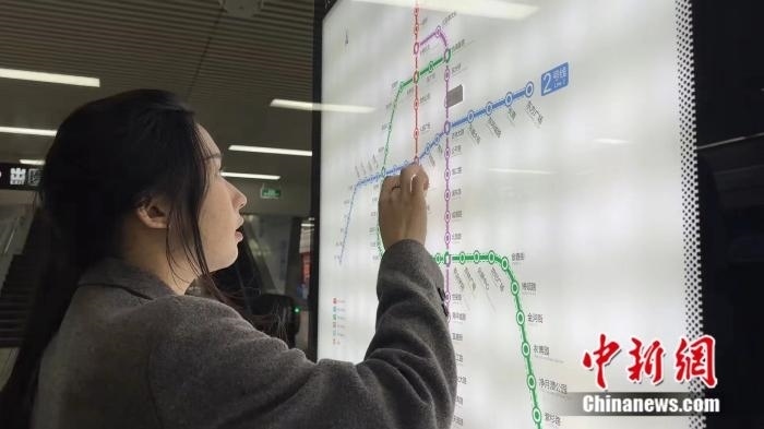 李佳夢正在坐地鐵。呂盛楠 攝