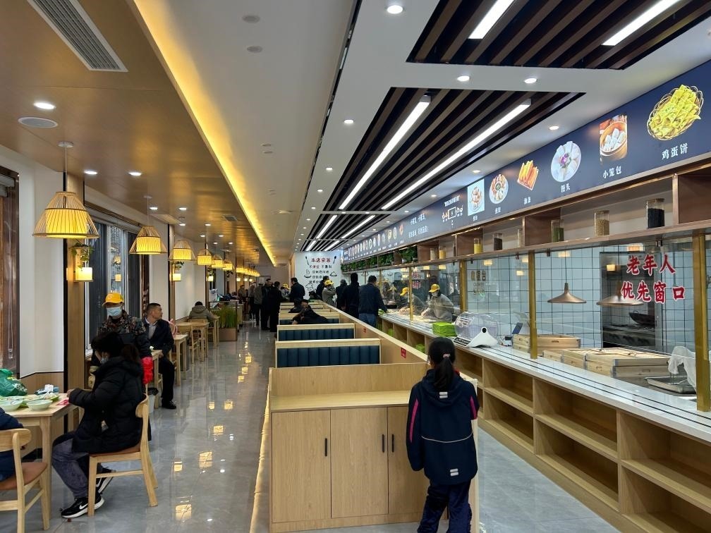 位于安徽合肥市瑤海區(qū)和平路街道綠苑社區(qū)的社區(qū)老年大食堂。（綠苑社區(qū)供圖）