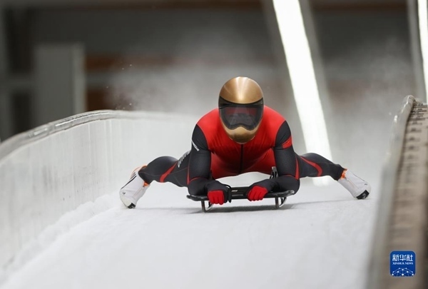 11月25日，天津隊(duì)選手閆文港在比賽中抵達(dá)終點(diǎn)。新華社記者 王楷焱 攝