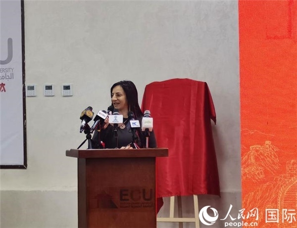 埃及中國(guó)大學(xué)副董事長(zhǎng)索娜塔致辭。人民網(wǎng)記者 沈小曉攝