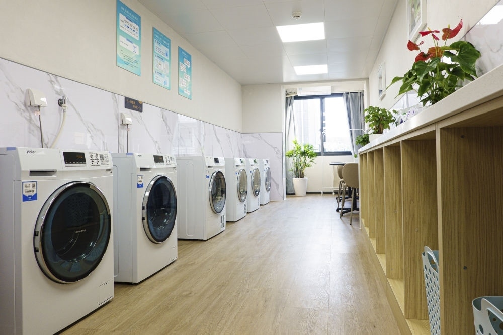 閔行區(qū)新時代城市建設(shè)者管理者之家的共享廚房和共享洗衣房。