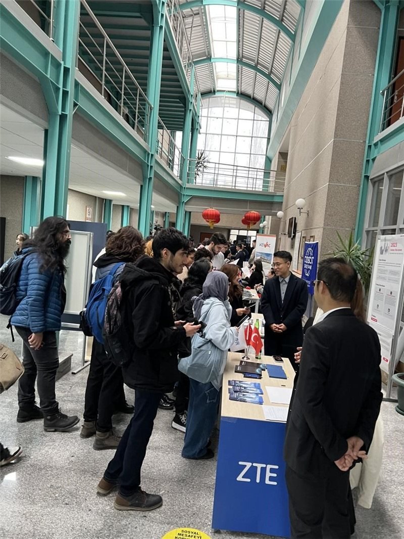 土耳其大學(xué)生在中企展臺(tái)交流。主辦方供圖