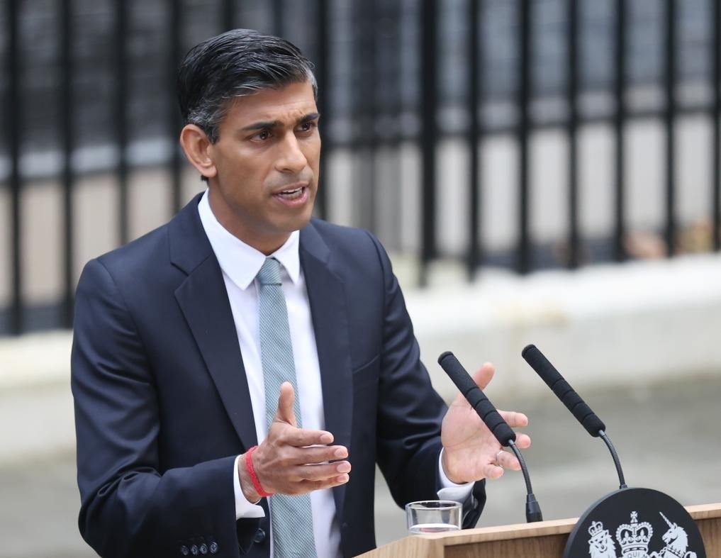 2022年10月25日，里希·蘇納克在英國(guó)倫敦唐寧街10號(hào)首相府前發(fā)表講話。新華社記者李穎攝