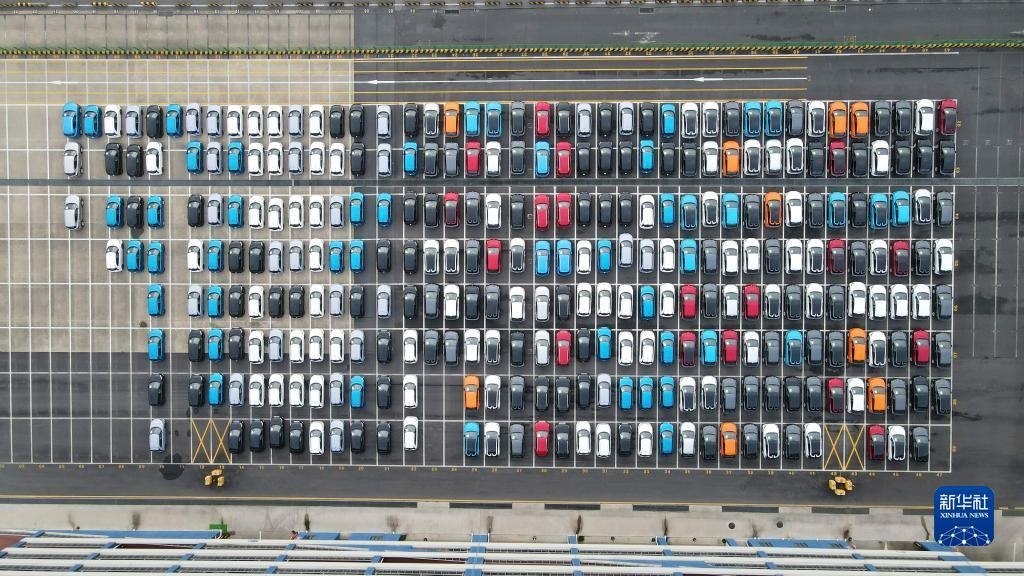 這是2023年7月9日在上海外高橋海通汽車碼頭拍攝的等待裝船運(yùn)往澳大利亞的上汽MG品牌汽車和新能源車（無(wú)人機(jī)照片）。新華社記者 方喆 攝