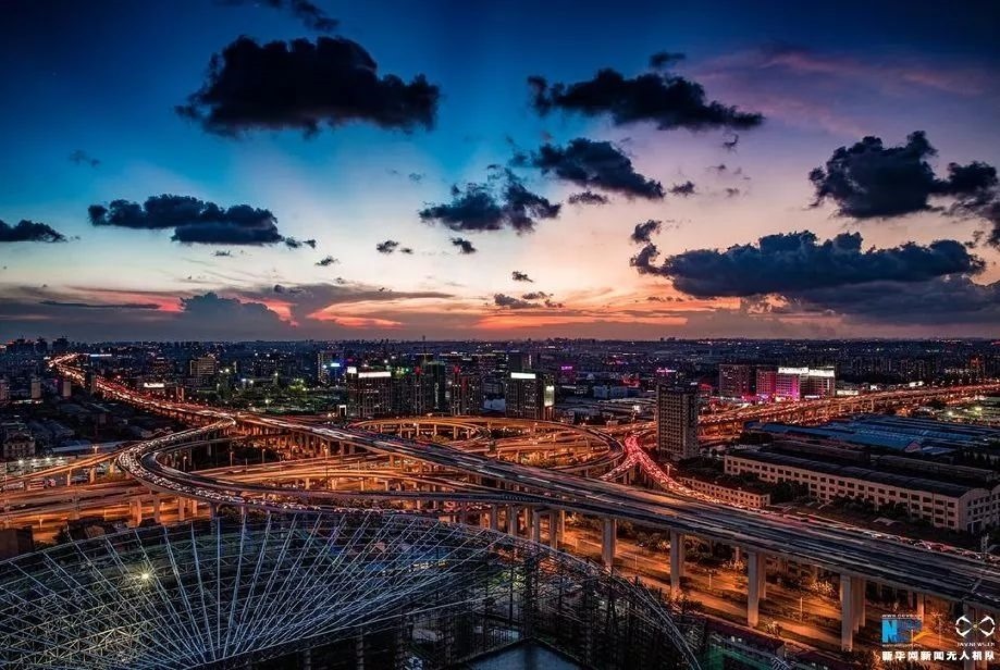 傍晚時刻的上海立交橋。新華網發(fā) 田橫 攝