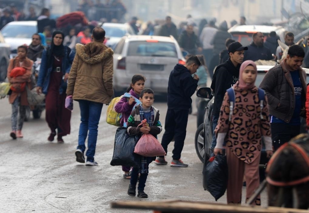 12月1日，在加沙地帶南部城市汗尤尼斯，人們在以軍恢復軍事行動后逃離家園。新華社發(fā)（亞西爾·庫迪攝）