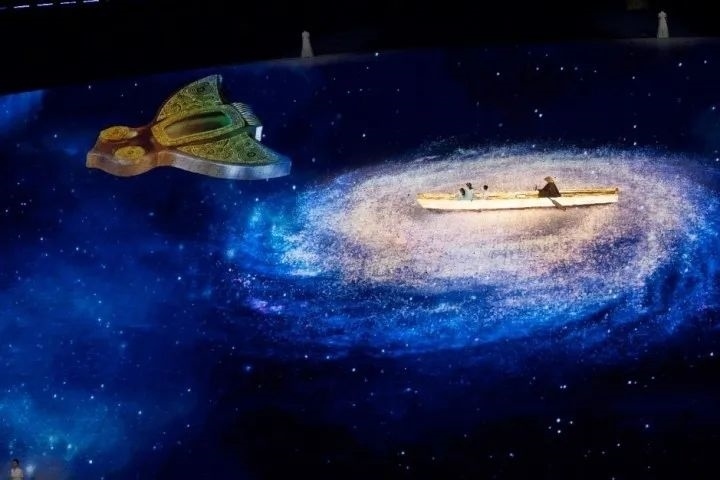 杭州第4屆亞殘運(yùn)會(huì)閉幕式上，吉祥物飛飛幻化回良渚玉鳥的模樣，盤旋于夜色之中。記者 倪雁強(qiáng) 董旭明 攝